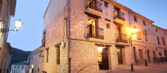 Do you need to take a break between mountains in a charming village in Alicante?