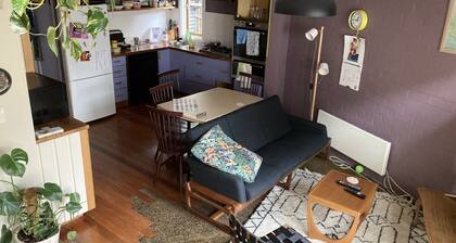 Beautiful, quiet well-lit room in Preston with breakfast included!