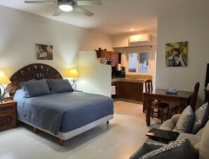 Standard-studiolejlighed - udsigt til bugt | Pengeskab på værelset, gratis Wi-Fi, sengetøj