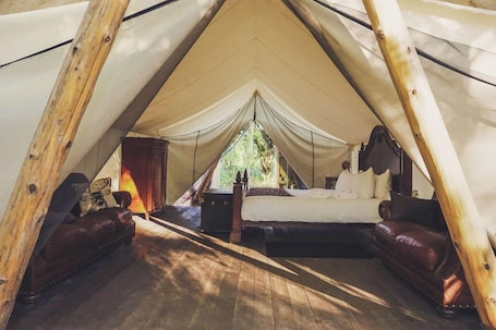 Colchones con pillow-top, decoración personalizada y muebles diferentes . Fronterra Scandinavian Wellness Farm and Camp