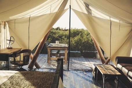 Colchones con pillow-top, decoración personalizada y muebles diferentes . Fronterra Scandinavian Wellness Farm and Camp