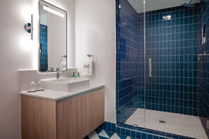 Douche, sèche-cheveux, serviettes fournies