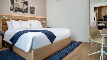 2 bedrooms, desk, internet, bed sheets