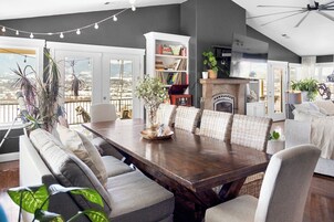 Casa | Cocina privada | Frigorífico grande, microondas, horno y placa de cocina