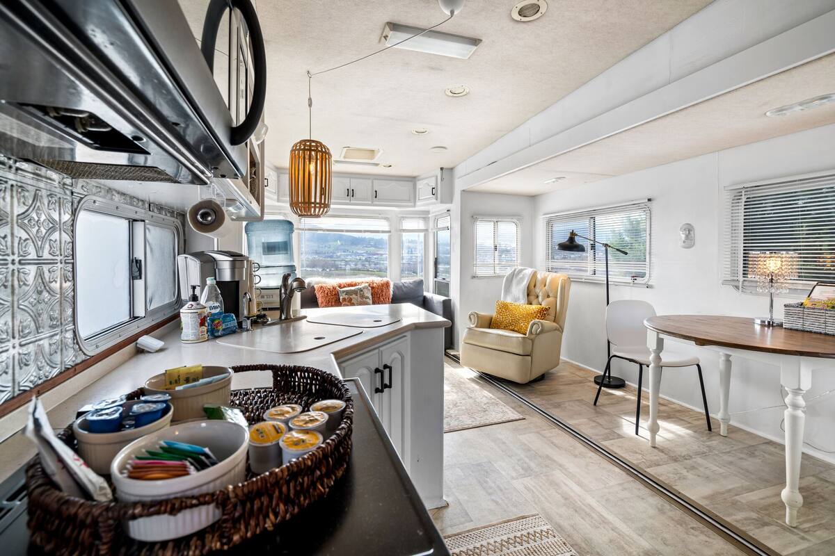 Glamp Cottage Trailer | Khu phòng khách | TV màn hình phẳng, lò sưởi 