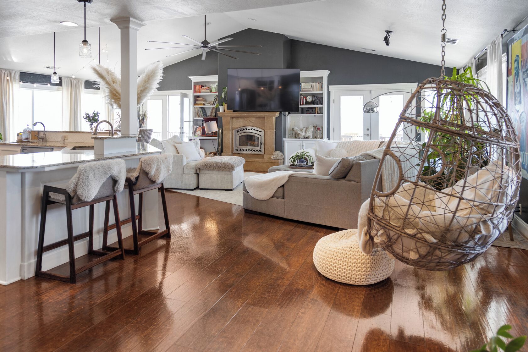 House | Living area | Flat-screen TV, fireplace