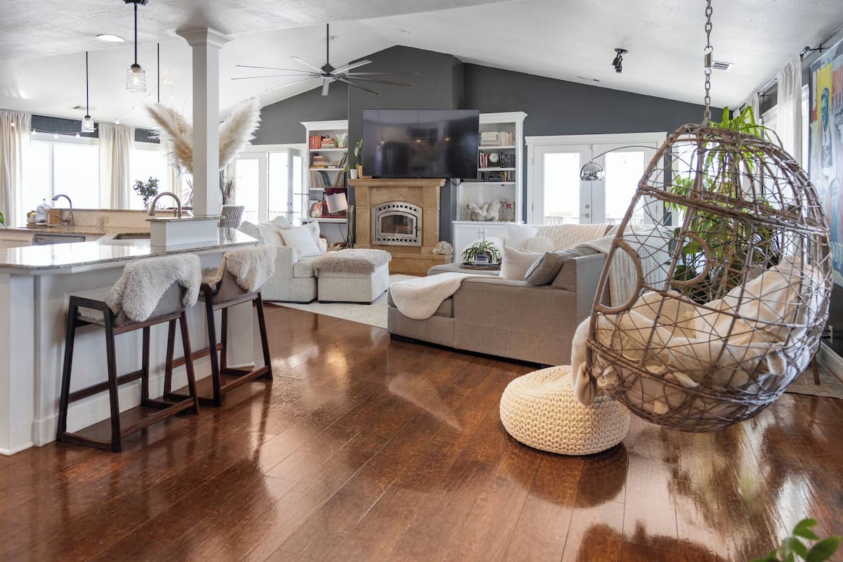 House | Living area | Flat-screen TV, fireplace