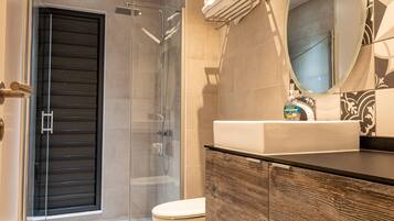 Secadora de cabello, toallas, jabón, shampoo