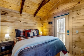 1 bedroom, Internet, bed sheets - Dog-friendly rustic home with private hot tub, mtn views, wraparound deck, W/D (Franklin)