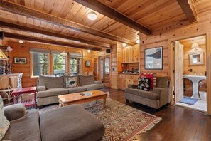 Una Smart TV, una chimenea, videojuegos, una oficina