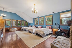 5 bedrooms, desk, iron/ironing board, free WiFi - Sunnyside Lodge - Walk to Lake! (Tahoe City)