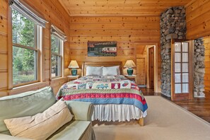 5 dormitorios, escritorio, tabla de planchar con plancha y cuna de viaje