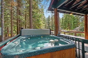 Bañera de hidromasaje al aire libre