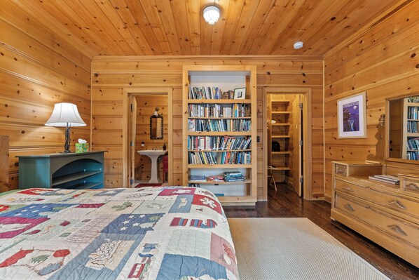 5 室のベッドルーム、デスク、アイロン / アイロン台、旅行用ベビーベッド