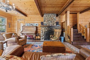 Una Smart TV, una chimenea, videojuegos, una oficina