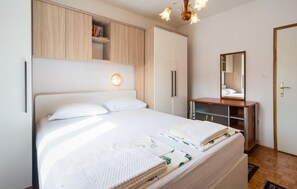 2 bedrooms, iron/ironing board, travel cot, free WiFi - 2 bedroom awesome apartment in Sutivan (Sutivan)