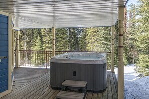 Terrace/patio - Chalet with two master bedrooms, two bunk rooms, hot tub-pet-friendly! (Silver Star Mountain)