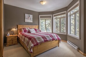 5 bedrooms, iron/ironing board, free WiFi, bed sheets - Chalet with two master bedrooms, two bunk rooms, hot tub-pet-friendly! (Silver Star Mountain)