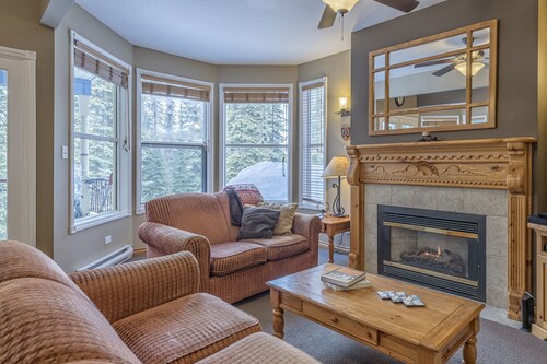 Chalet with two master bedrooms, two bunk rooms, hot tub-pet-friendly!
