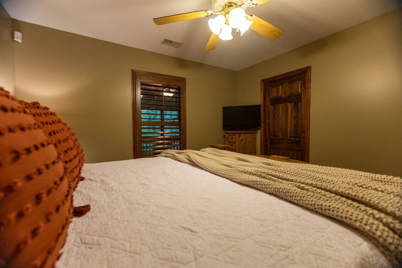 2 bedrooms, desk, iron/ironing board, WiFi