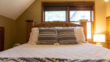 2 bedrooms, desk, iron/ironing board, WiFi