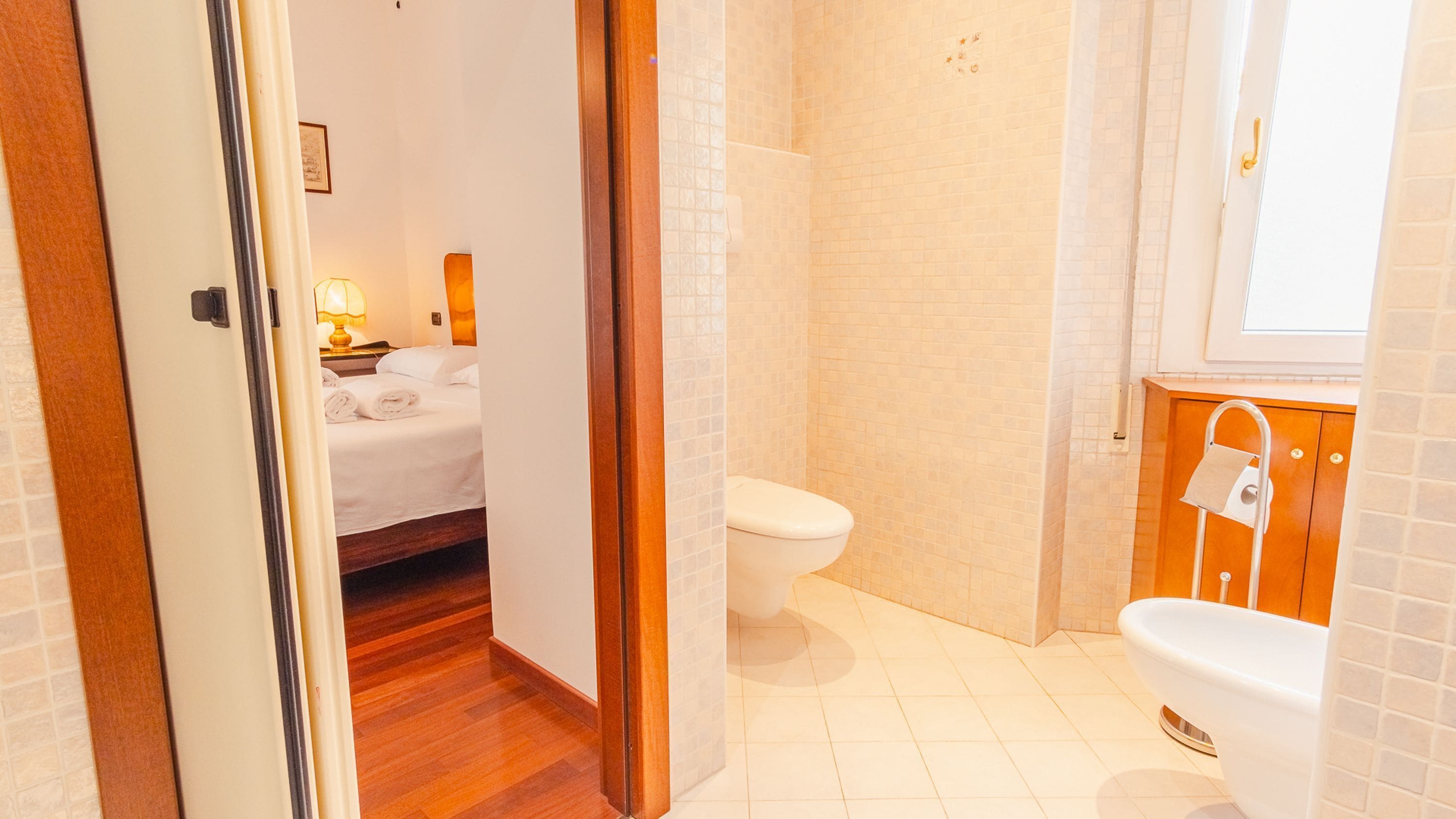 Une salle de bain d’hôtel équipée de toilettes, d’un lavabo et d’une douche.