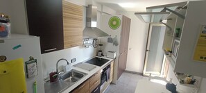 Fridge, microwave, oven, stovetop - Casa Jose: Acogedor Piso Cerca de la Playa (Candelaria)