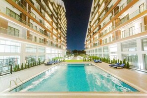 Una piscina al aire libre