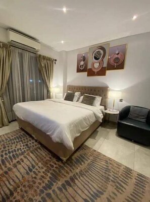 1 habitación, tabla de planchar con plancha, wifi gratis y ropa de cama