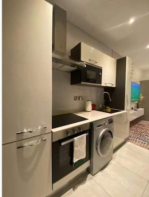 Frigorífico, microondas, horno y placa de cocina