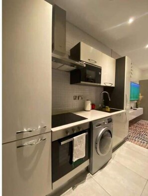 Frigorífico, microondas, horno y placa de cocina