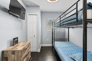 4 Schlafzimmer, Schreibtisch, Bügeleisen/Bügelbrett, kostenloses WLAN