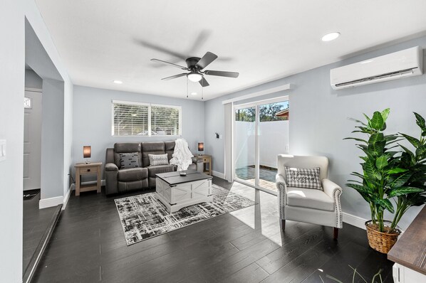 Smart TV, fireplace, video games - Newly renovated home in Tampa short distance from amazing entertainment and food (Tampa)