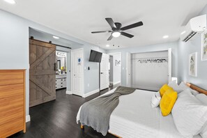 4 bedrooms, desk, iron/ironing board, free WiFi - Newly renovated home in Tampa short distance from amazing entertainment and food (Tampa)