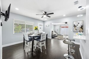 Dining - Newly renovated home in Tampa short distance from amazing entertainment and food (Tampa)