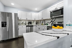 Fridge, microwave, oven, stovetop - Newly renovated home in Tampa short distance from amazing entertainment and food (Tampa)