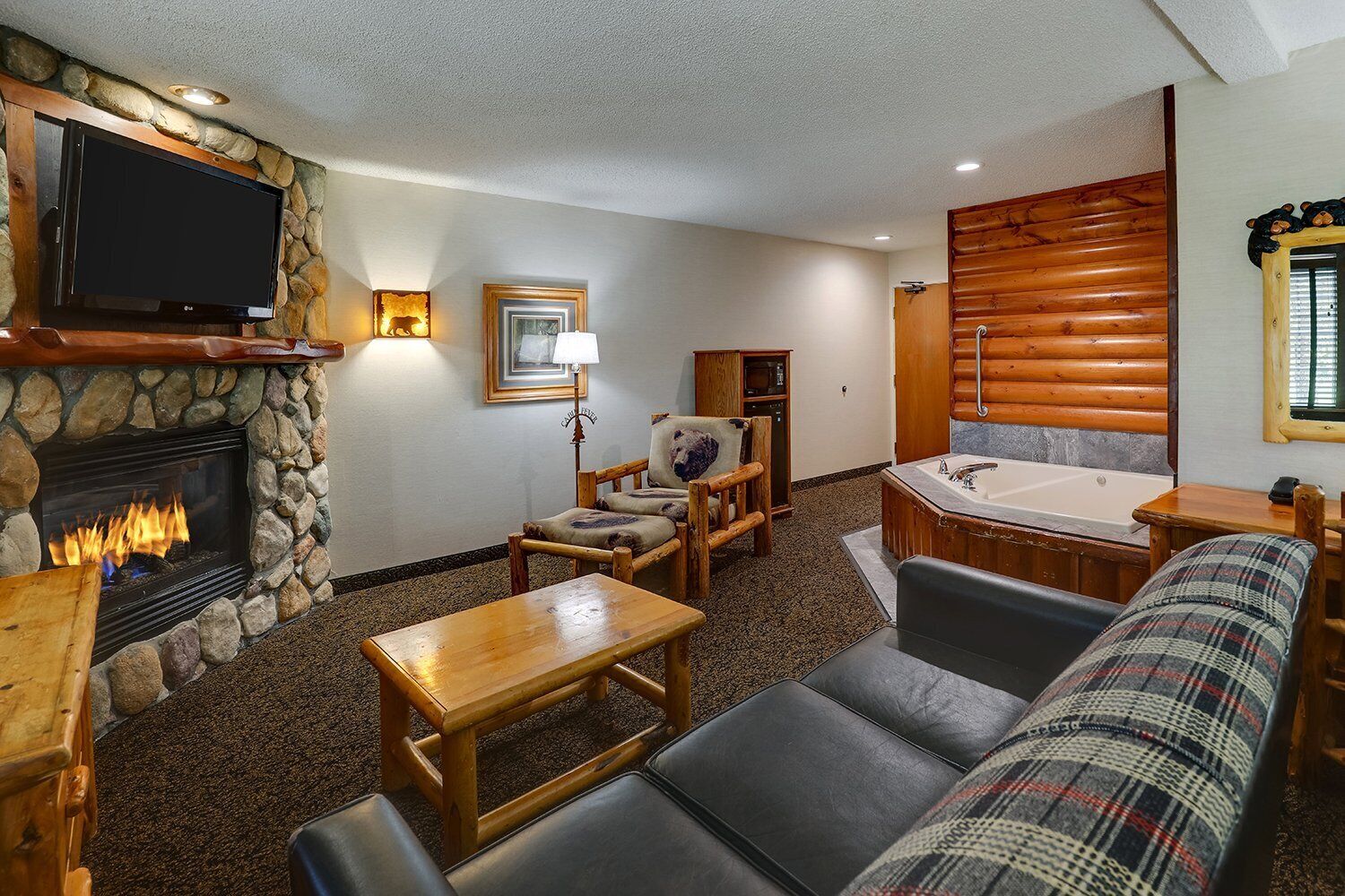East Peoria Stays: Rustic To Modern, River Views, Pools & Free Breakfast - Peoria, IL