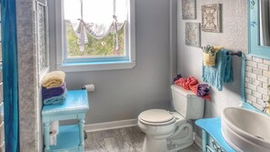 Comfort Suite, Canal View | Bathroom | Shower, hydromassage showerhead, free toiletries, hair dryer - Si Como No Inn (Flagler Beach)