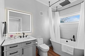 Haartrockner, Handtücher, Seife, Shampoo