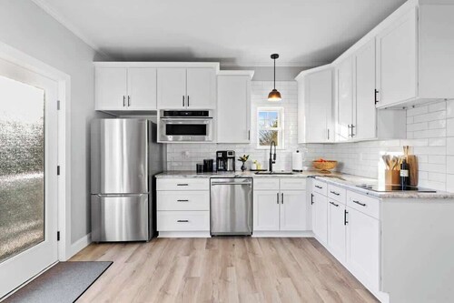 Rooftop Patio Oasis - 5 minutes outside Uptown