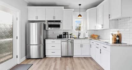 Rooftop Patio Oasis - 5 minutes outside Uptown