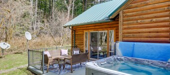 Peaceful Rhododendron Cabin w/ Fire Pit & Hot Tub!