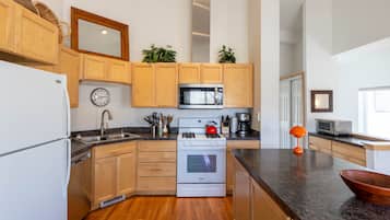 Een koelkast, een magnetron, een oven, een kookplaat