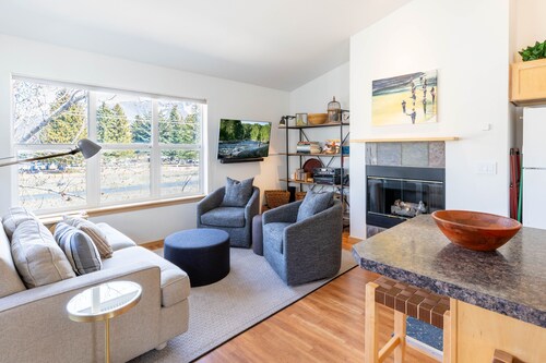 Cozy Hailey Haven: Sun, Ski, Work, & Play at Your Doorstep