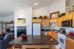 Fridge, microwave, oven, stovetop - Cozy Hailey Haven: Sun, Ski, Work, & Play at Your Doorstep (Hailey)