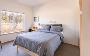 2 bedrooms, desk, iron/ironing board, free WiFi