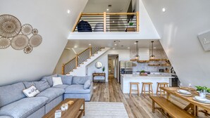 Um apartamento moderno no estilo loft, com sala de estar, área de jantar e cozinha.