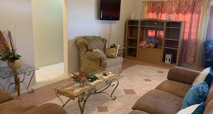 Beautifully Renovated Home/Easy Walk to the Beach/Great Getaway for the Family🔥