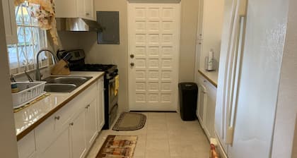 Beautifully Renovated Home/Easy Walk to the Beach/Great Getaway for the Family🔥