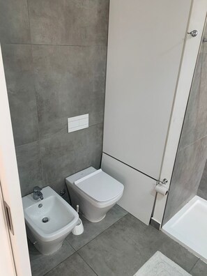 Dusche, Bidet, Handtücher, Seife